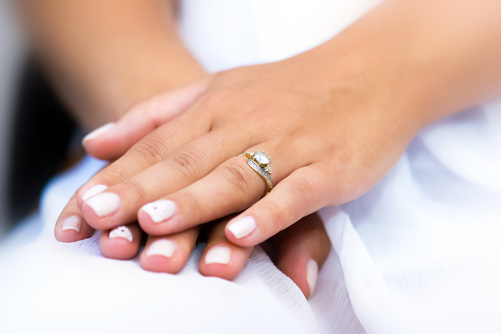 doigt bague de fiancaille