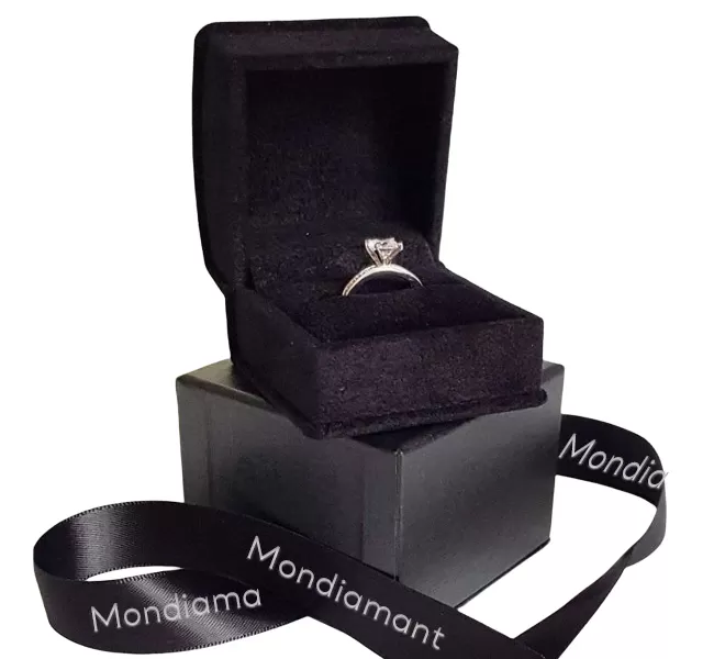 Écrin de luxe Mondiamant ouvert présentant une bague de fiançailles